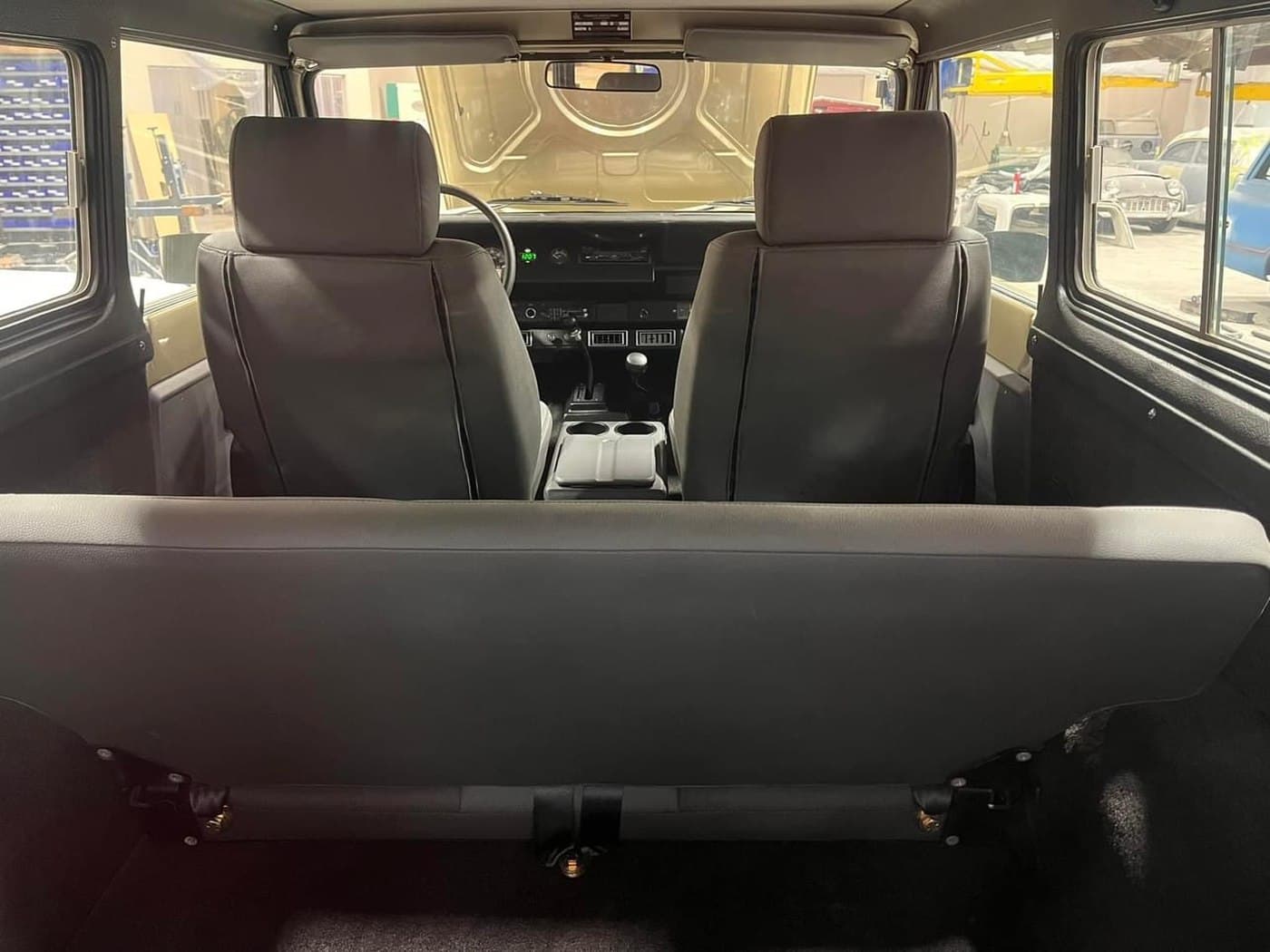 INTERIOR — REAR SEAT